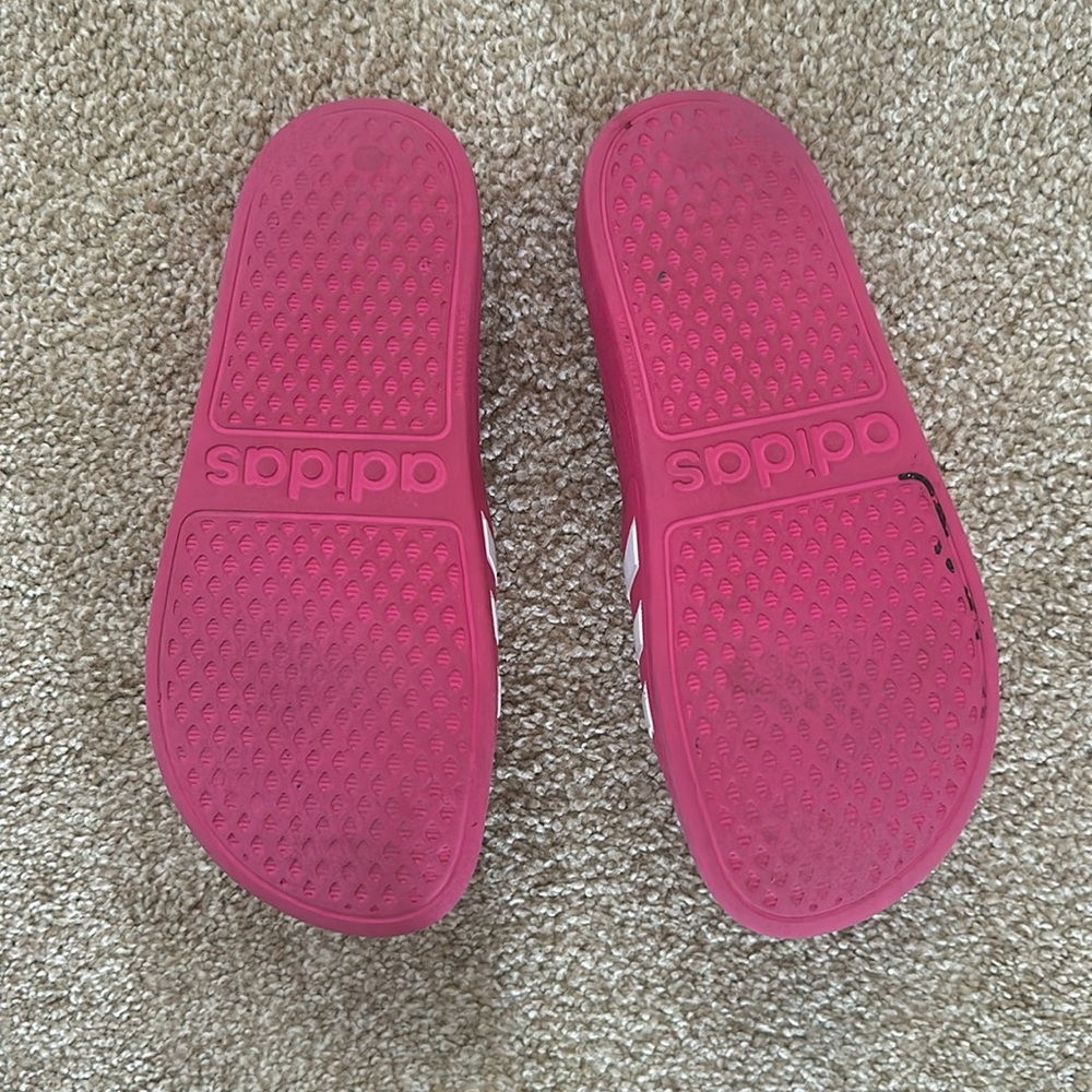 Adidas Kids size 4 pink slides - Picture 3 of 3